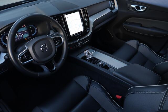 Volvo XC60 2.0 T6 Plug-in hybrid AWD Ultimate Dark | Trekhaak | Pano | Camera |