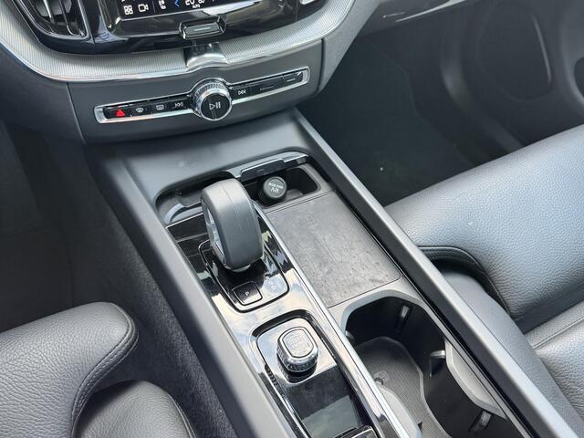 Volvo XC60 2.0 T6 Plug-in hybrid AWD R-Design Long Range | 350 pk | Dark | Trekhaak | Pano | Leder | 21 inch