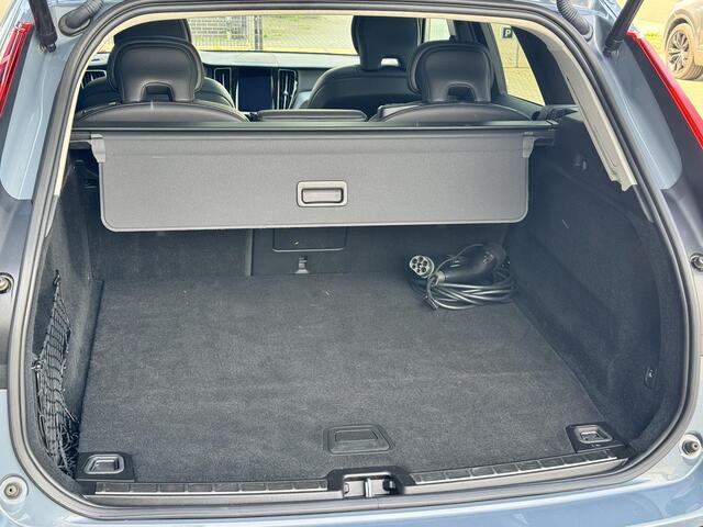 Volvo XC60 2.0 T6 Plug-in hybrid AWD R-Design Long Range | 350 pk | Dark | Trekhaak | Pano | Leder | 21 inch