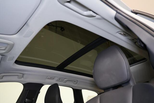 Volvo XC60 T6 Recharge AWD Plus Dark - Panorama/schuifdak - IntelliSafe Assist & Surround - 360º Camera - Verwarmde voorstoelen, stuur & achterbank - Parkeersensoren voor & achter - Elektr. bedienb. voorstoelen met geheugen - Draadloze tel. lader - Inklapbare trekha