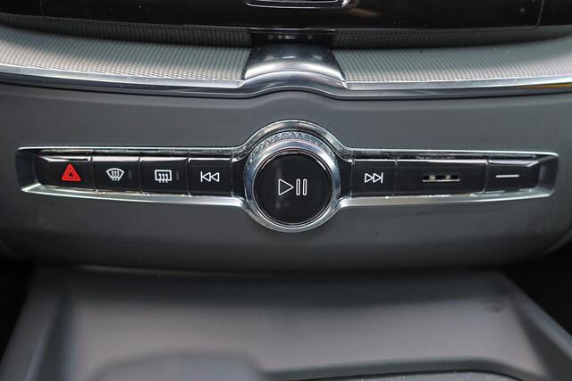 Volvo XC60 T6 Recharge AWD Plus Dark - Panorama/schuifdak - IntelliSafe Assist & Surround - 360º Camera - Verwarmde voorstoelen, stuur & achterbank - Parkeersensoren voor & achter - Elektr. bedienb. voorstoelen met geheugen - Draadloze tel. lader - Inklapbare trekha