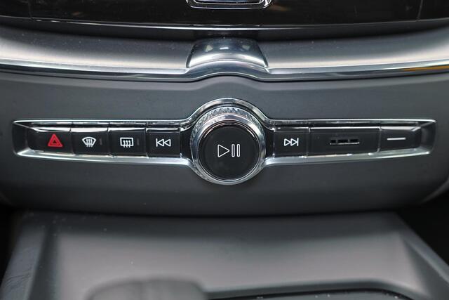 Volvo XC60 B4 Momentum - IntelliSafe Assist & Surround - Harman/Kardon audio - Adaptieve LED koplampen - Parkeercamera achter - Verwarmde voorstoelen & stuur - Parkeersensoren voor & achter - Elektr. bedienb. voorstoelen met geheugen - 18' LMV