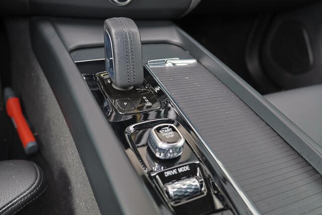 Volvo XC60 B4 Momentum - IntelliSafe Assist & Surround - Harman/Kardon audio - Adaptieve LED koplampen - Parkeercamera achter - Verwarmde voorstoelen & stuur - Parkeersensoren voor & achter - Elektr. bedienb. voorstoelen met geheugen - 18' LMV