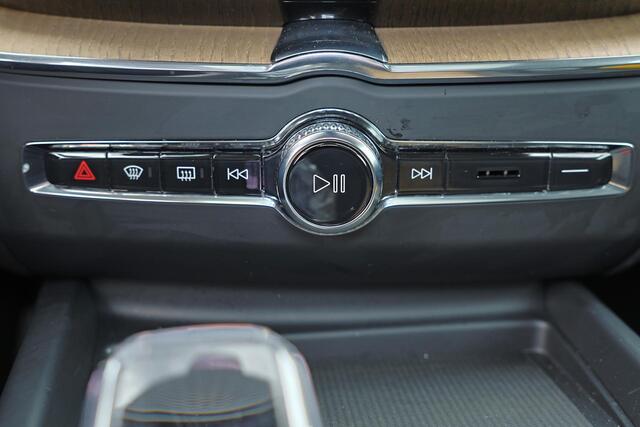 Volvo XC60 T6 Recharge AWD Plus Bright - Panorama/schuifdak - IntelliSafe Assist & Surround - 360º Camera - Harman/Kardon audio - Adaptieve LED koplampen - Verwarmde voorstoelen, stuur & achterbank - Parkeersensoren voor & achter - Elektr. bedienb. voorstoelen met g