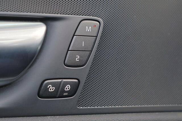 Volvo XC60 T6 Recharge AWD Plus Dark - Panorama/schuifdak - IntelliSafe Assist & Surround - 360º Camera - Verwarmde voorstoelen, stuur & achterbank - Parkeersensoren voor & achter - Elektr. bedienb. voorstoelen met geheugen - Draadloze tel. lader - Inklapbare trekha