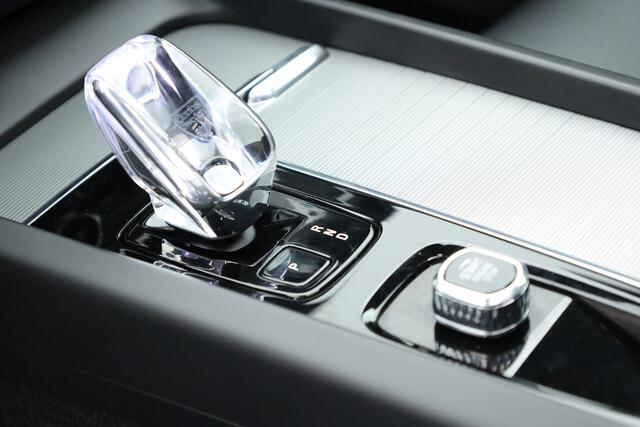 Volvo XC60 2.0 T6 Plug-in hybrid AWD Plus Dark SOH 97,7% | Pano | Memory Seats | Elek. Trekhaak | Camera | Stoel- Stuurverw. | 21'' | Pilot Assist