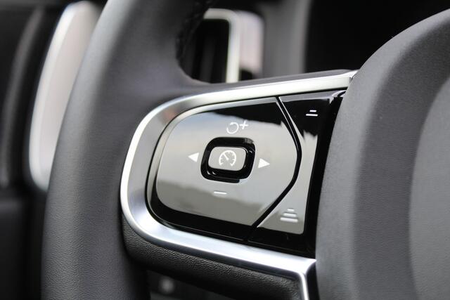 Volvo XC60 2.0 T8 Plug-in hybrid AWD Plus Black Edition NIEUW | Head-up | 360 | Panoramadak | Zwenkbare Trekhaak