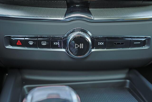 Volvo XC60 T6 Recharge AWD Plus Black Edition - Panorama/schuifdak - IntelliSafe Assist & Surround - 360º Camera - Harman/Kardon audio - Verwarmde voorstoelen, stuur & achterbank - Parkeersensoren voor & achter - Elektr. bedienb. voorstoelen met geheugen - Head up d