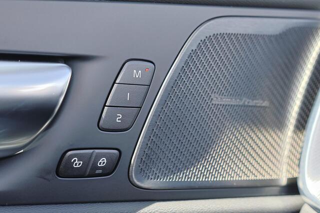 Volvo XC60 T6 Recharge AWD Plus Black Edition - Panorama/schuifdak - IntelliSafe Assist & Surround - 360º Camera - Harman/Kardon audio - Verwarmde voorstoelen, stuur & achterbank - Parkeersensoren voor & achter - Elektr. bedienb. voorstoelen met geheugen - Head up d