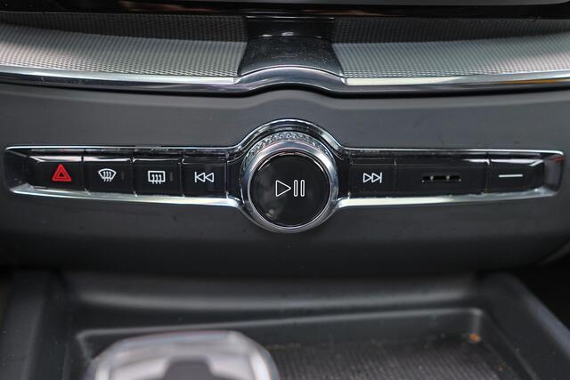 Volvo XC60 T8 Recharge AWD Plus Black Edition - Panorama/schuifdak - IntelliSafe Assist & Surround - 360º Camera - Harman/Kardon audio - Adaptieve LED koplampen - Verwarmde voorstoelen, stuur & achterbank - Parkeersensoren voor & achter - Elektr. bedienb. voorstoele