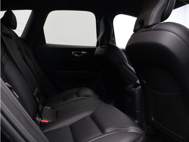 Volvo XC60 2.0 T6 Plug-in hybrid AWD Plus Black Edition / Stoelventilatie / 360 graden camera / Harman Kardon / Extra getinte ramen / Stoel+stuurwielverwarming