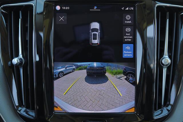 Volvo XC60 T6 Recharge AWD Plus Dark - Panorama/schuifdak - IntelliSafe Assist & Surround - Parkeercamera achter - Verwarmde voorstoelen, stuur & achterbank - Parkeersensoren voor & achter - Elektr. bedienb. voorstoelen met geheugen - Draadloze tel. lader - Standkac