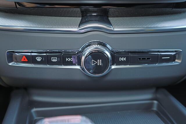 Volvo XC60 T6 Recharge AWD Black Edition Plus - Panorama/schuifdak - IntelliSafe Assist & Surround - 360º Camera - Harman/Kardon audio - Verwarmde voorstoelen, stuur & achterbank - Parkeersensoren voor & achter - Elektr. bedienb. voorstoelen met geheugen - Head up d