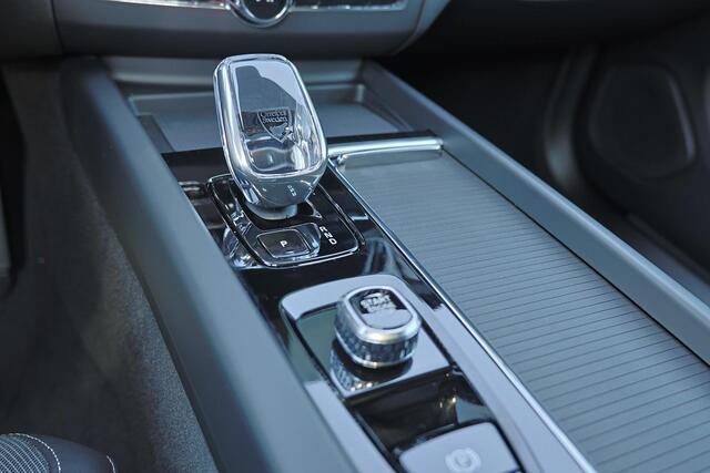 Volvo XC60 T6 Recharge AWD Black Edition Plus - Panorama/schuifdak - IntelliSafe Assist & Surround - 360º Camera - Harman/Kardon audio - Verwarmde voorstoelen, stuur & achterbank - Parkeersensoren voor & achter - Elektr. bedienb. voorstoelen met geheugen - Head up d
