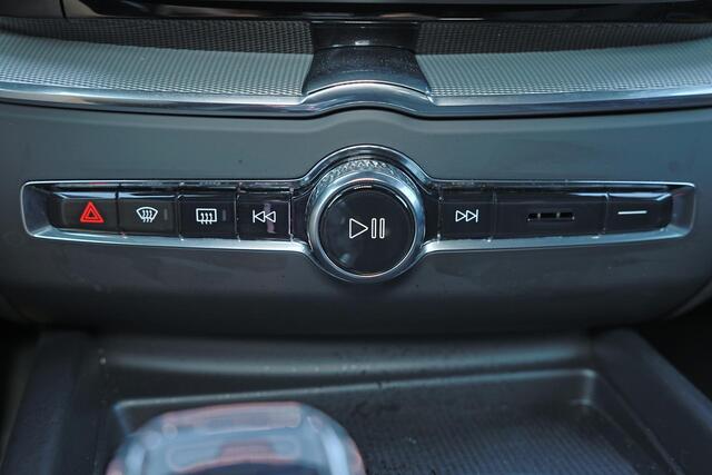 Volvo XC60 T6 Recharge AWD Plus Black Edition - Panorama/schuifdak - IntelliSafe Assist & Surround - 360º Camera - Harman/Kardon audio - Adaptieve LED koplampen - Verwarmde voorstoelen, stuur & achterbank - Parkeersensoren voor & achter - Elektr. bedienb. voorstoele