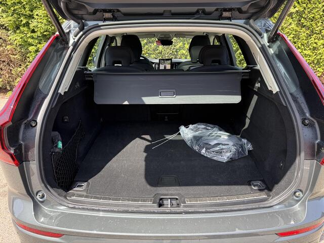 Volvo XC60 2.0 T6 Plug-in hybrid AWD Plus Dark | Panoramadak | Trekhaak | HUD | Memory | Harman Kardon |
