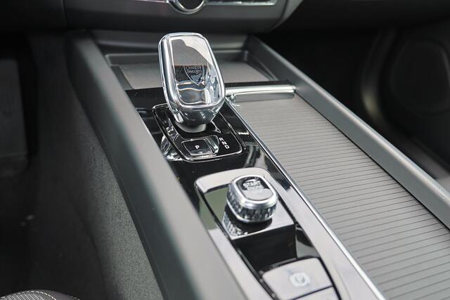 Volvo XC60 T6 Recharge AWD Plus Black Edition - IntelliSafe Assist & Surround - Harman/Kardon audio - Parkeercamera achter - Verwarmde voorstoelen, stuur & achterbank - Parkeersensoren voor & achter - Elektr. bedienb. voorstoelen met geheugen - Draadloze tel. lader 