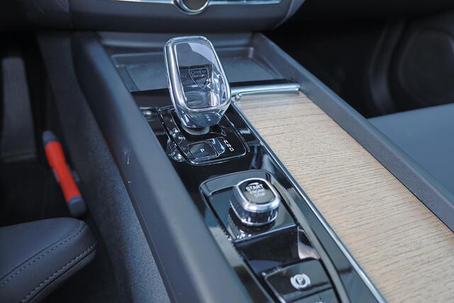 Volvo XC60 T6 Recharge AWD Ultra Dark - Panorama/schuifdak - IntelliSafe Assist & Surround - 360º Camera - Harman/Kardon audio - Adaptieve LED koplampen - Verwarmde voorstoelen, stuur & achterbank - Parkeersensoren voor & achter - Elektr. bedienb. voorstoelen met ge