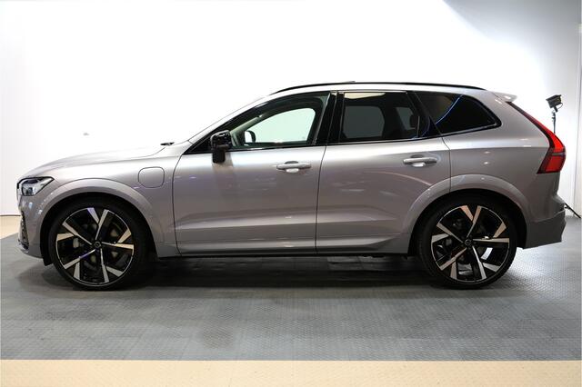 Volvo XC60 2.0 T8 AWD 335kW/456pk Aut8 Recharge Ultra Dark VOL!! LUCHTVERING + BOWERS&WILKINS + PANORAMADAK + BLIS + HEAD-UP + PILOT ASSIST + V&A STOEL-&STUURVERWARMING + ADAPT.CRUISE + GOOGLE DASH&SERVICES + STOELVENTILATIE&-MASSAGE + 360 CAMERA + 22" LM-VELGEN!!