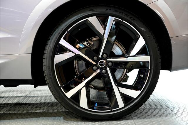 Volvo XC60 2.0 T8 AWD 335kW/456pk Aut8 Recharge Ultra Dark VOL!! LUCHTVERING + BOWERS&WILKINS + PANORAMADAK + BLIS + HEAD-UP + PILOT ASSIST + V&A STOEL-&STUURVERWARMING + ADAPT.CRUISE + GOOGLE DASH&SERVICES + STOELVENTILATIE&-MASSAGE + 360 CAMERA + 22" LM-VELGEN!!