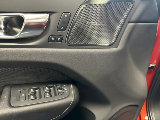 Volvo XC60 2.0 Recharge T8 AWD R-Design | Trekhaak | Panoramisch Schuif/-Kanteldak | Harman/Kardon | Getint Glas | Parkeercamera | Stoelverwarming voor & achter | Stuurverwarming |
