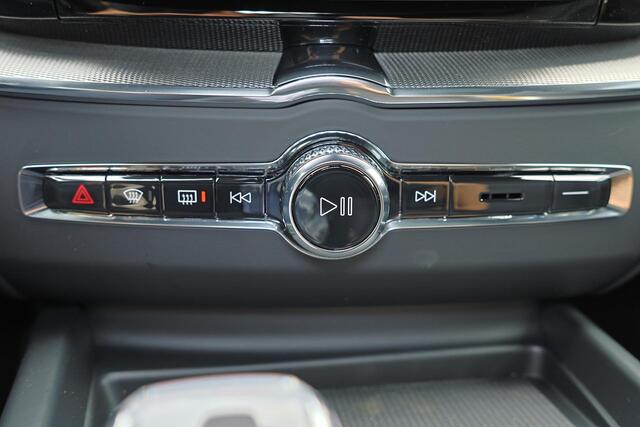 Volvo XC60 T8 Recharge AWD Ultra Black Edition Exec - Luchtvering - Panorama/schuifdak - IntelliSafe Assist & Surround - 360º Camera - Bowers & Wilkins audio - Adaptieve LED koplampen - Verwarmde voorstoelen, stuur & achterbank - Parkeersensoren voor & achter - Elek