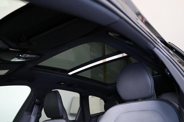 Volvo XC60 T6 Recharge AWD Plus Black Edition - Panorama/schuifdak - IntelliSafe Assist & Surround - 360º Camera - Harman/Kardon audio - Verwarmde voorstoelen, stuur & achterbank - Parkeersensoren voor & achter - Elektr. bedienb. voorstoelen met geheugen - Head up d