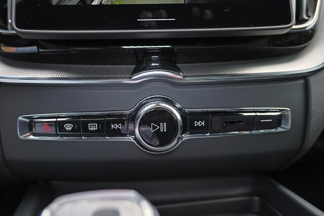 Volvo XC60 T6 Recharge AWD Plus Black Edition - Panorama/schuifdak - IntelliSafe Assist & Surround - 360º Camera - Harman/Kardon audio - Verwarmde voorstoelen, stuur & achterbank - Parkeersensoren voor & achter - Elektr. bedienb. voorstoelen met geheugen - Head up d