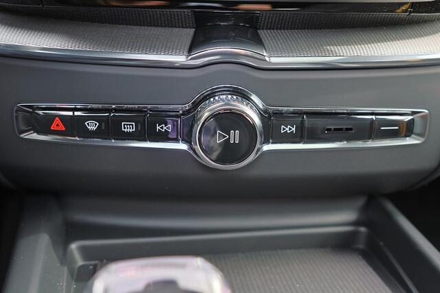 Volvo XC60 T6 Recharge AWD Plus Black Edition - Panorama/schuifdak - IntelliSafe Assist & Surround - 360º Camera - Harman/Kardon audio - Verwarmde voorstoelen, stuur & achterbank - Parkeersensoren voor & achter - Elektr. bedienb. voorstoelen met geheugen - Head up d