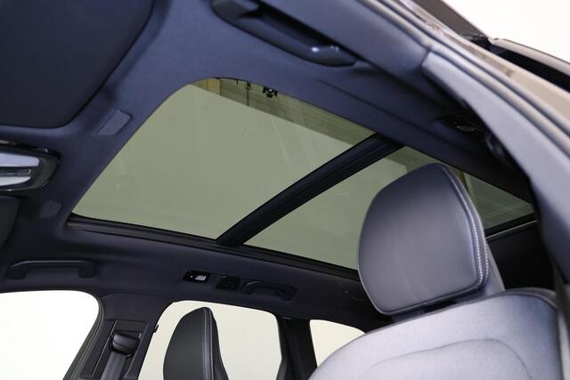 Volvo XC60 T6 Recharge AWD Plus Black Edition - Panorama/schuifdak - IntelliSafe Assist & Surround - 360º Camera - Harman/Kardon audio - Verwarmde voorstoelen, stuur & achterbank - Parkeersensoren voor & achter - Elektr. bedienb. voorstoelen met geheugen - Head up d