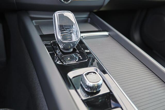 Volvo XC60 T6 Recharge AWD Plus Black Edition - Panorama/schuifdak - IntelliSafe Assist & Surround - 360º Camera - Harman/Kardon audio - Verwarmde voorstoelen, stuur & achterbank - Parkeersensoren voor & achter - Elektr. bedienb. voorstoelen met geheugen - Head up d