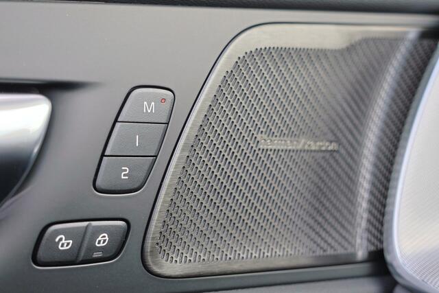 Volvo XC60 T6 Recharge AWD Plus Black Edition - Panorama/schuifdak - IntelliSafe Assist & Surround - 360º Camera - Harman/Kardon audio - Verwarmde voorstoelen, stuur & achterbank - Parkeersensoren voor & achter - Elektr. bedienb. voorstoelen met geheugen - Head up d