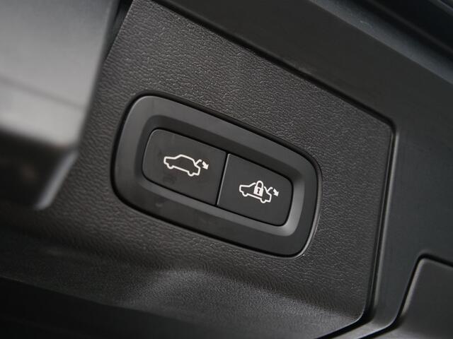 Volvo XC60 2.0 T6 Plug-in hybrid AWD Plus Dark 350 Pk Automaat Navi / DAB / Apple Carplay / Pano-dak