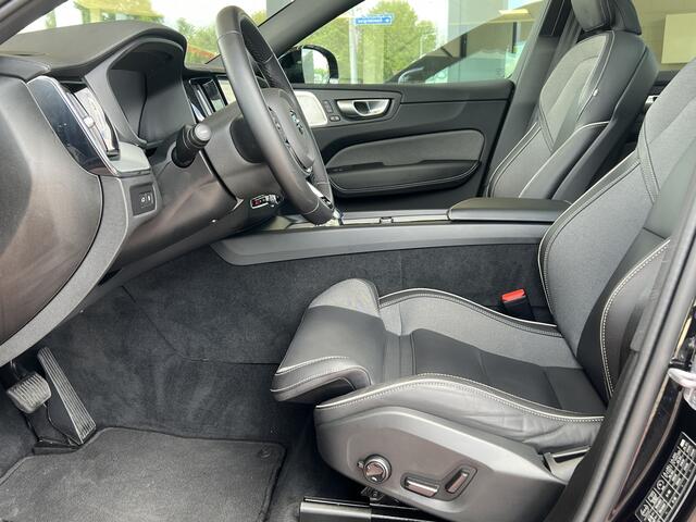 Volvo XC60 2.0 T8 455 pk Plug-in hybrid AWD Ultimate Black Edition Trekhaak Panoramadak Bowers en Wilkins Audio Elektrische Sportstoelen 21 Inch Velgen 360 Camera Head-Up Display Apple Carplay Extra Getint Glas Navigatie Long Range 1e Eigenaar BTW Auto