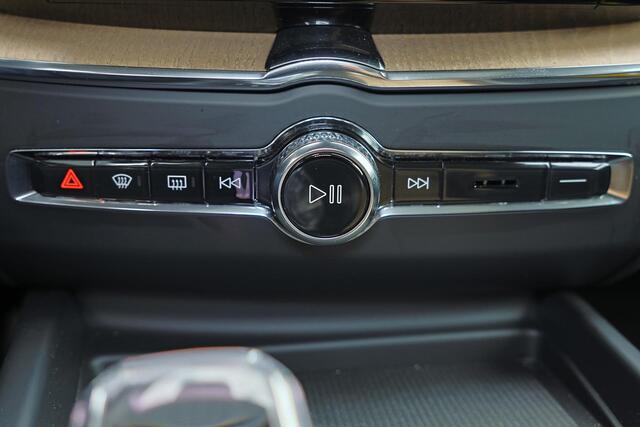Volvo XC60 T6 Recharge AWD Plus Bright - Panorama/schuifdak - IntelliSafe Assist & Surround - 360º Camera - Harman/Kardon audio - Adaptieve LED koplampen - Verwarmde voorstoelen, stuur & achterbank - Parkeersensoren voor & achter - Elektr. bedienb. voorstoelen met g