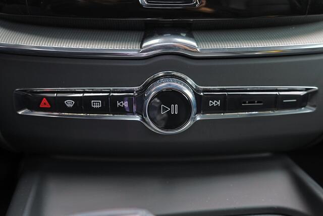 Volvo XC60 T8 Recharge AWD Plus Black Edition - Panorama/schuifdak - IntelliSafe Assist & Surround - Harman/Kardon audio - Adaptieve LED koplampen - Parkeercamera achter - Verwarmde voorstoelen, stuur & achterbank - Parkeersensoren voor & achter - Elektr. bedienb. v