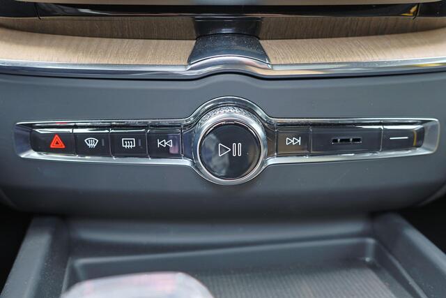 Volvo XC60 T6 Recharge AWD Plus Bright - Panorama/schuifdak - IntelliSafe Assist & Surround - 360º Camera - Harman/Kardon audio - Adaptieve LED koplampen - Verwarmde voorstoelen, stuur & achterbank - Parkeersensoren voor & achter - Elektr. bedienb. voorstoelen met g