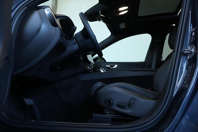 Volvo XC60 2.0 T8 Plug-in hybrid AWD Ultra Black Edition | Panoramadak | Luchtvering | Verwarmbare voorstoelen met massagefunctie en ventilatie | 360 graden camera | Head-up display | Elektrische achterklep | Keyless |