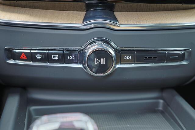 Volvo XC60 T8 Recharge AWD Ultimate Bright - Luchtvering - Panorama/schuifdak - IntelliSafe Assist & Surround - 360º Camera - Bowers & Wilkins audio - Adaptieve LED koplampen - Verwarmde voorstoelen, stuur & achterbank - Parkeersensoren voor & achter - Elektr. bedie