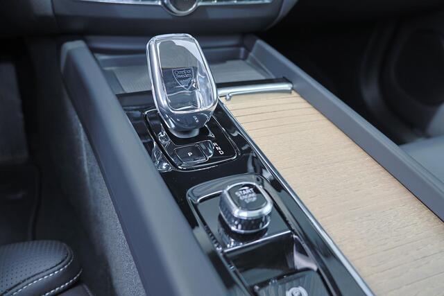 Volvo XC60 T8 Recharge AWD Ultimate Bright - Luchtvering - Panorama/schuifdak - IntelliSafe Assist & Surround - 360º Camera - Bowers & Wilkins audio - Adaptieve LED koplampen - Verwarmde voorstoelen, stuur & achterbank - Parkeersensoren voor & achter - Elektr. bedie