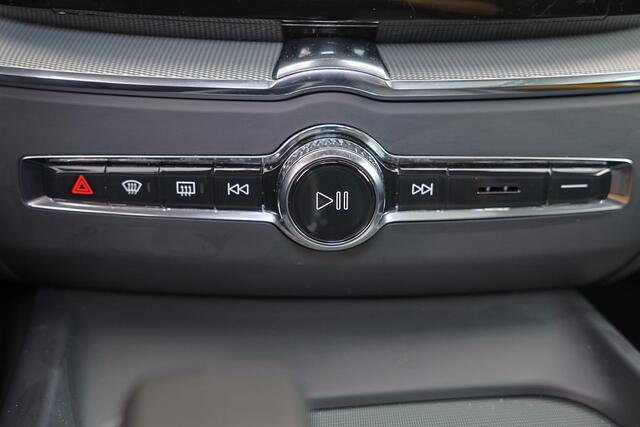 Volvo XC60 T6 Recharge AWD Plus Dark - Panorama/schuifdak - IntelliSafe Assist & Surround - 360º Camera - Harman/Kardon audio - Adaptieve LED koplampen - Verwarmde voorstoelen, stuur & achterbank - Parkeersensoren voor & achter - Elektr. bedienb. voorstoelen met geh