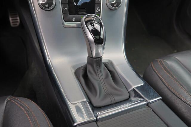 Volvo XC60 T6 PolarPlus - Panorama/schuifdak - IntelliSafe Assist & Surround - bi-xenon koplampen - Parkeercamera achter - Verwarmde voorstoelen, stuur & achterbank - Parkeersensoren voor & achter - Elektr. bedienb. bestuurdersstoel met geheugen - Volvo On Call - Ex