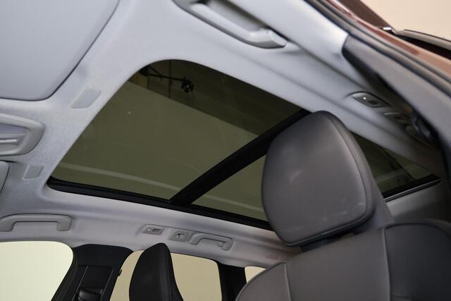 Volvo XC60 T6 Recharge AWD Plus Bright - Panorama/schuifdak - IntelliSafe Assist & Surround - 360º Camera - Harman/Kardon audio - Adaptieve LED koplampen - Verwarmde voorstoelen, stuur & achterbank - Parkeersensoren voor & achter - Elektr. bedienb. voorstoelen met g