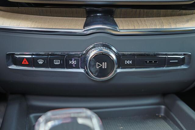 Volvo XC60 T6 Recharge AWD Plus Bright - Panorama/schuifdak - IntelliSafe Assist & Surround - 360º Camera - Harman/Kardon audio - Adaptieve LED koplampen - Verwarmde voorstoelen, stuur & achterbank - Parkeersensoren voor & achter - Elektr. bedienb. voorstoelen met g