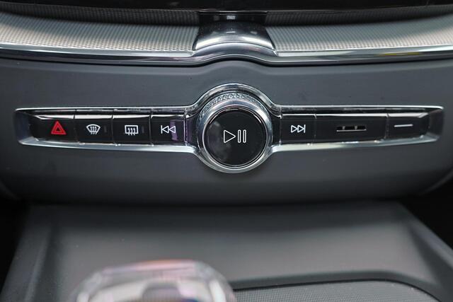 Volvo XC60 T8 Recharge AWD Ultra Black Edition - Luchtvering - Panorama/schuifdak - IntelliSafe Assist & Surround - 360º Camera - Bowers & Wilkins audio - Adaptieve LED koplampen - Verwarmde voorstoelen, stuur & achterbank - Parkeersensoren voor & achter - Elektr. b