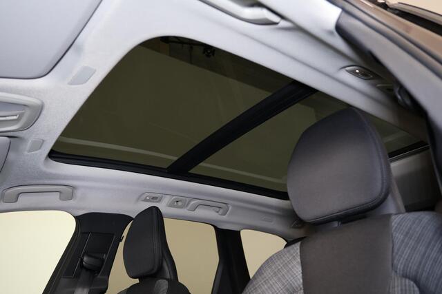 Volvo XC60 T6 Recharge AWD Core Bright - Panorama/schuifdak - IntelliSafe Assist & Surround - Adaptieve LED koplampen - Parkeercamera achter - Verwarmde voorstoelen, stuur & achterbank - Parkeersensoren voor & achter - Draadloze tel. lader - Standkachel - Extra geti