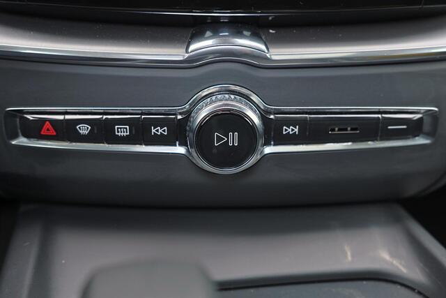 Volvo XC60 T6 Recharge AWD Core Bright - Panorama/schuifdak - IntelliSafe Assist & Surround - Adaptieve LED koplampen - Parkeercamera achter - Verwarmde voorstoelen, stuur & achterbank - Parkeersensoren voor & achter - Draadloze tel. lader - Standkachel - Extra geti