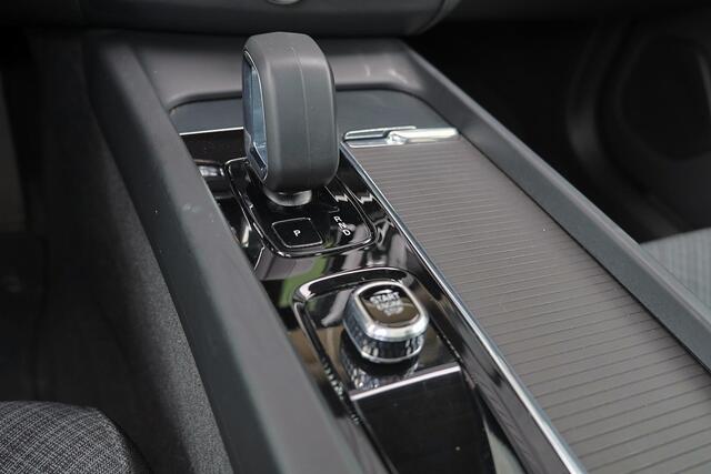 Volvo XC60 T6 Recharge AWD Core Bright - Panorama/schuifdak - IntelliSafe Assist & Surround - Adaptieve LED koplampen - Parkeercamera achter - Verwarmde voorstoelen, stuur & achterbank - Parkeersensoren voor & achter - Draadloze tel. lader - Standkachel - Extra geti