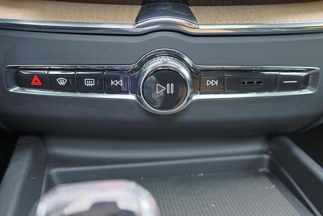 Volvo XC60 T6 Recharge AWD Plus Dark - Panorama/schuifdak - IntelliSafe Assist & Surround - 360º Camera - Harman/Kardon audio - Adaptieve LED koplampen - Verwarmde voorstoelen, stuur & achterbank - Parkeersensoren voor & achter - Elektr. bedienb. voorstoelen met geh