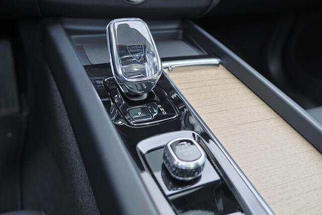 Volvo XC60 T6 Recharge AWD Plus Dark - Panorama/schuifdak - IntelliSafe Assist & Surround - 360º Camera - Harman/Kardon audio - Adaptieve LED koplampen - Verwarmde voorstoelen, stuur & achterbank - Parkeersensoren voor & achter - Elektr. bedienb. voorstoelen met geh